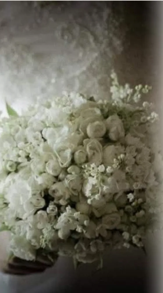 Un bouquet da sposa di rose bianche, ripreso da vicino